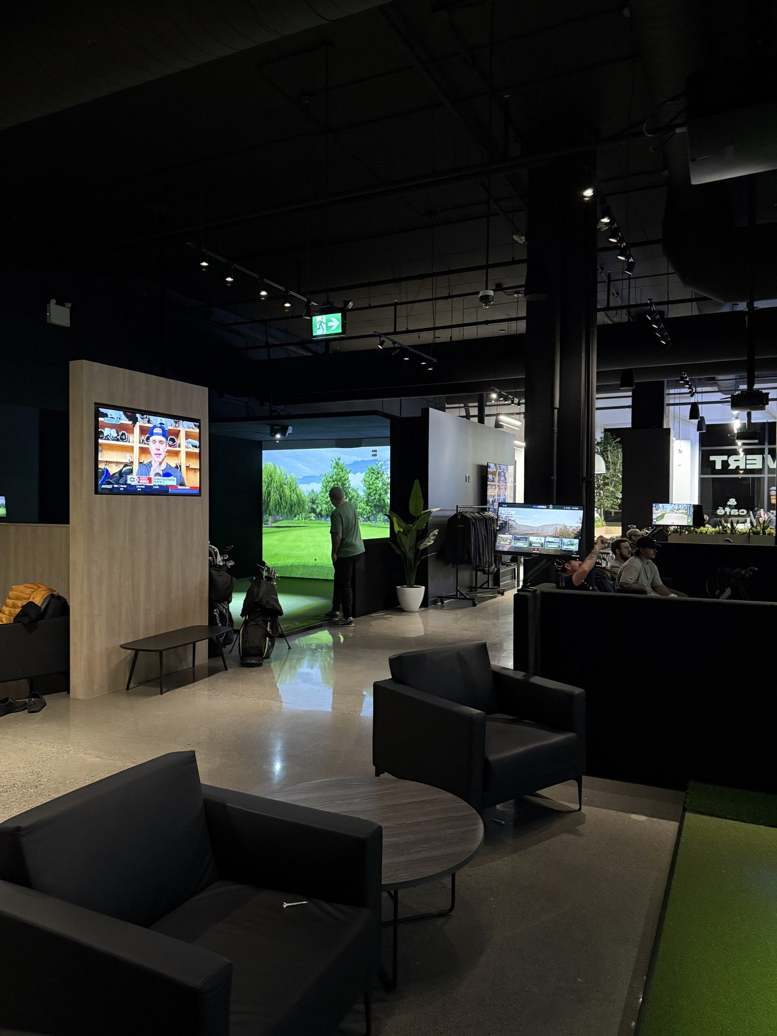 Le club le soir : les fauteuils du lounge, le Canadien à la télé et les baies Standard derrière