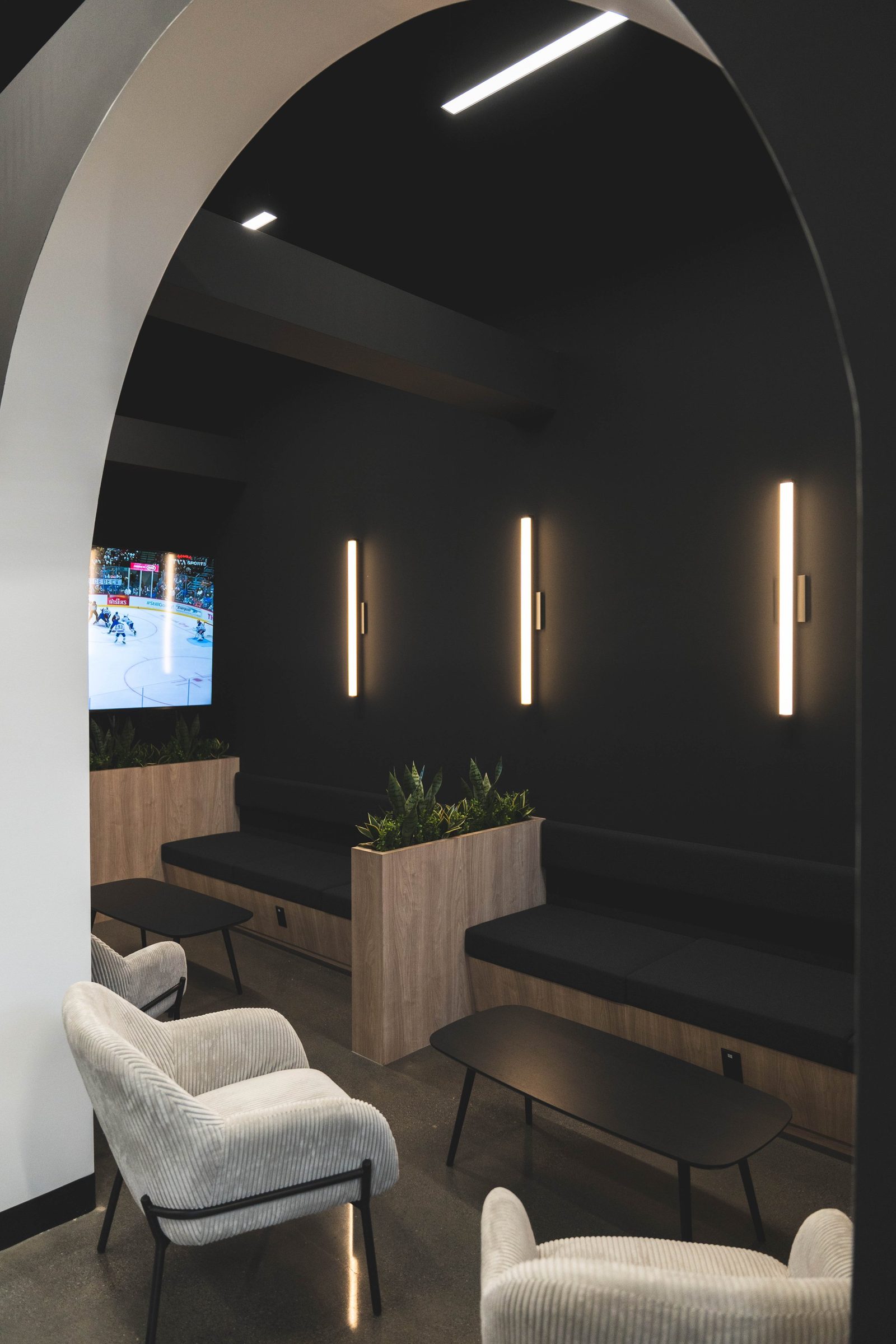 Le lounge avec ses fauteuils et ses écrans