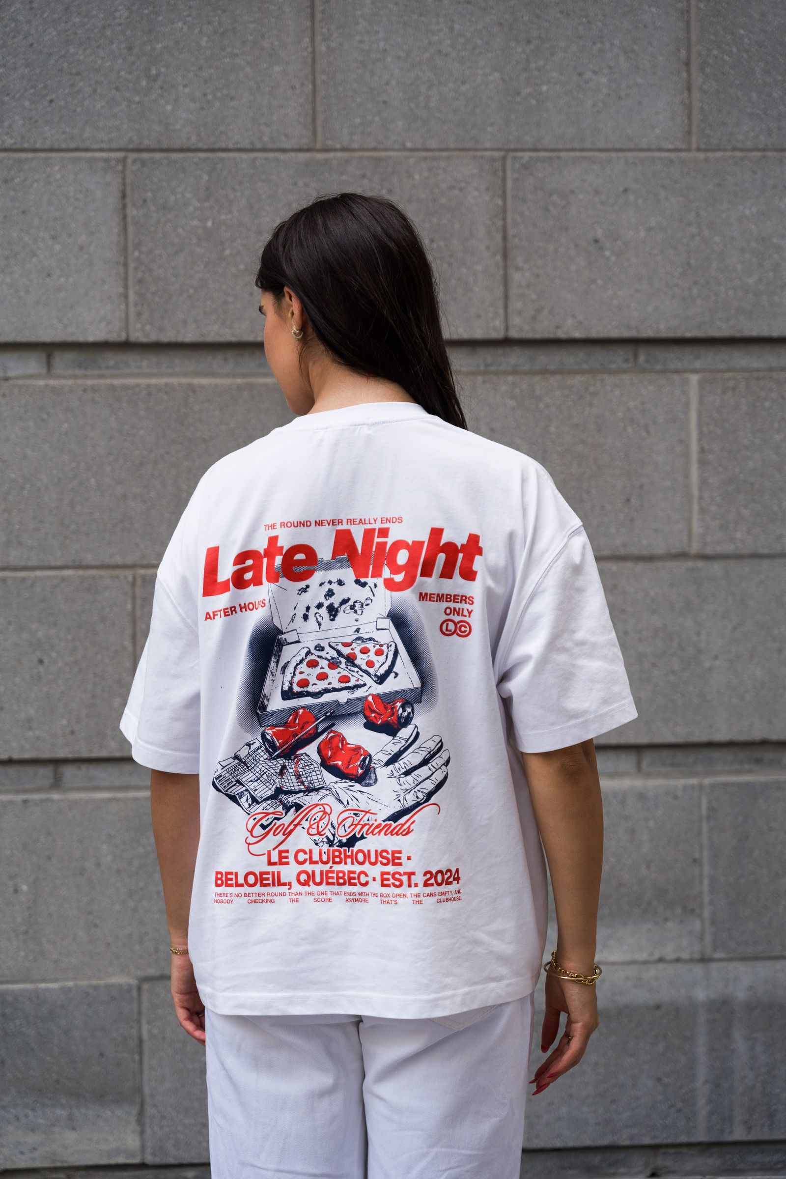 Le dos du t-shirt blanc Late Night, son illustration rouge et noire et l'inscription Beloeil, Québec
