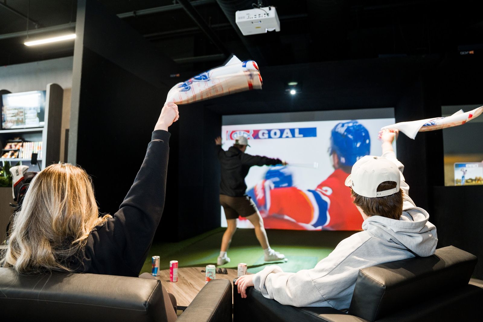 Une célébration de but dans une baie, les serviettes en l'air devant le match du Canadien