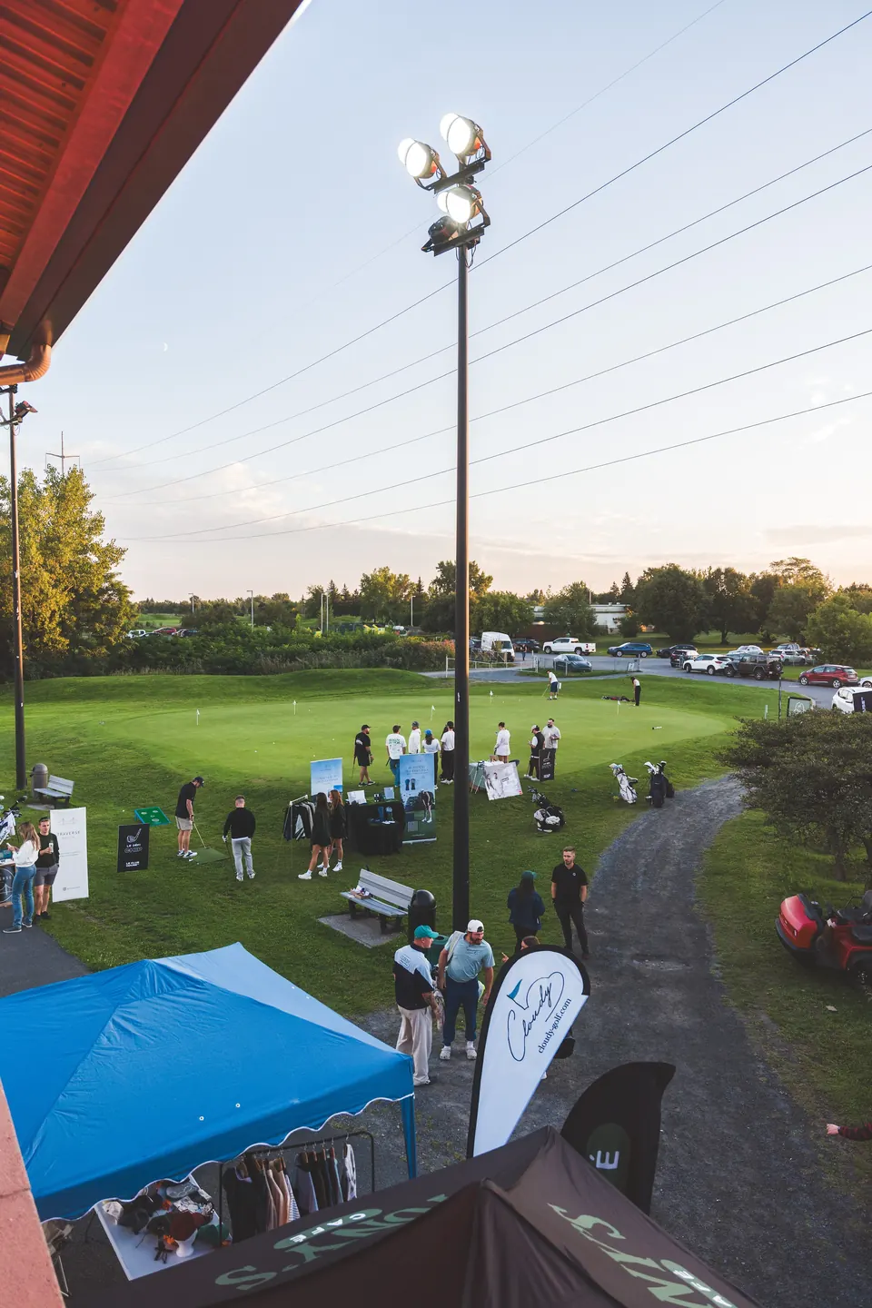 La foule du Range Club sur le vert d'exercice, vue d'en haut au coucher du soleil